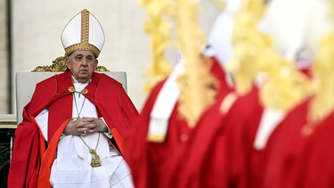 Extrañamente, el Papa se salteó la homilía durante la celebración por el Domingo de Ramos. Foto: EFE