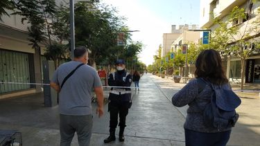 Con parlantes, policías y Bomberos ordenan a los sanjuaninos que coparon el centro