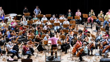 El Gobernador compartió el primer ensayo de artistas sanjuaninos en el Teatro del Bicentenario