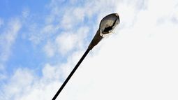 Colocaron luminaria en Desamparados y el mismo día rompieron los focos