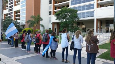 Docentes Autoconvocados hicieron un abrazo simbólico al Centro Cívico Docentes Autoconvocados hicieron un abrazo simbólico al Centro Cívico