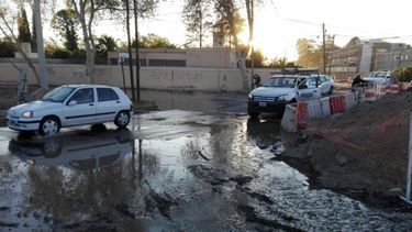 Rompieron una cloaca en la obra de la Ignacio de La Roza