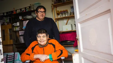 La lucha de Josecito, el vendedor ambulante que pasó 40 años entre colectivos y hoy está postrado en una silla de ruedas