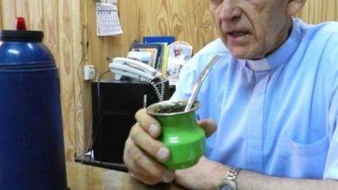 El padre Paquito se quejó porque no los dejan ingresar al Rawson de madrugada