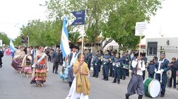 No se suspendió por frío: Rivadavia desfiló por su cumpleaños número 105