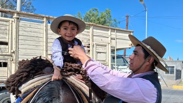 Las mejores postales de la colorida y simpática cabalgata infantil en Rivadavia