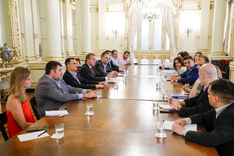 La nueva jefa de comunicación de Vicuña ha venido alternado la función publica con la privada, conociendo ambos espacios y moviéndose con naturalidad.