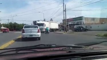 Caos en Trinidad por un camión haciendo maniobras en contramano