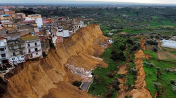 Imagen del barranco causado por un corrimiento de tierra en la localidad siciliana de Niscemi.