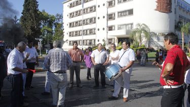 Uñac recibe a los gremios de la Administración tras los reclamos salariales