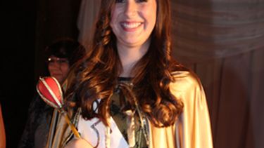 Renunció la reina de 25 de Mayo