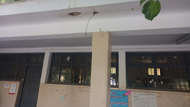 Dos ladrones terminaron detenidos por robar un reflector de una escuela de Santa Lucía