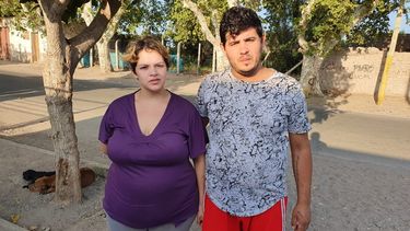 Tienen tres hijos, ella está embarazada y no tienen trabajo ni dónde vivir