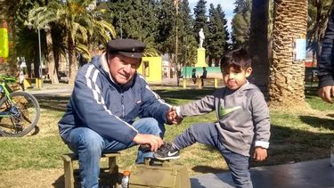 Una campaña brillante en Jáchal: lustran botas a cambio de juguetes