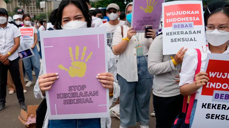 Activistas sostienen carteles con la frase "Paren la violencia sexual" y "Liberen Indonesia de la violencia sexual" durante una manifestación por el Día Internacional de la Mujer, en Yakarta, Indonesia, el 8 de marzo de 2022. (AP Foto/Tatan Syuflana)