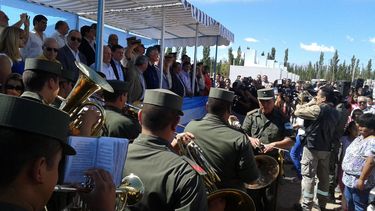 Lágrimas de emoción en la entrega de viviendas en Barreal