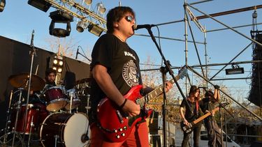 La plaza del Barrio Camus vibró con el mejor rock local