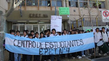 Alumnos de la E.P.E.T N° 4 reclamaron la creación de un centro de estudiantes Alumnos de la E.P.E.T N° 4 reclamaron la creación de un centro de estudiantes