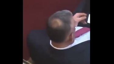 Escracharon a un diputado mirando pornografía en plena sesión: ¿dónde pasó?