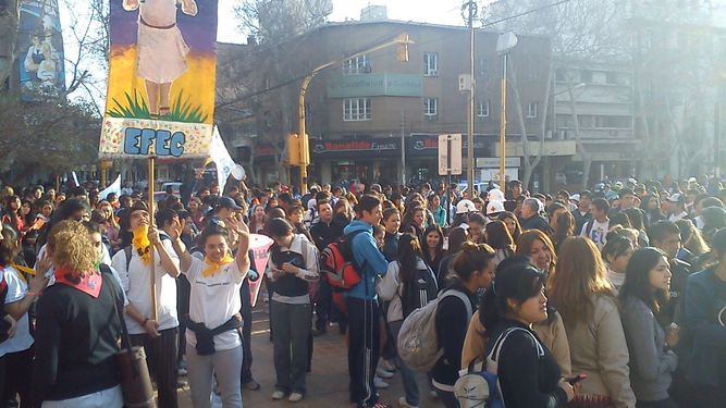 Encabezados por monseñor Delgado, una multitud de jóvenes partió a Ceferino