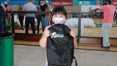 Ayuda al bolsillo: Desarrollo Humano entregó 1.800 kits escolares en Rawson