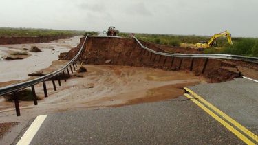 Rescataron dos familias atrapadas entre dos socavones en la Ruta 141