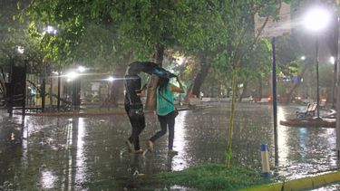 La lluvia no se va, pero la temperatura sube
