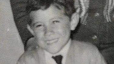 Este niño, de tierna sonrisa, hoy es un hombre muy famoso en San Juan