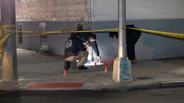 Un tiroteo masivo frente a un club de Nueva York dejó once heridos. Investigan el hecho.