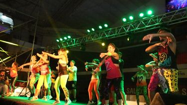 Las mujeres bailaron al ritmo de la zumba en el Aldo Cantoni