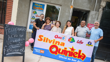 Perla (tercera de izquierda a derecha), la venedora del Quini 6 millonario, junto a su familia.