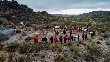 Bendecidos por la lluvia, la comunidad Huarpe Pinkanta dio descanso en paz a sus ancestros con una ceremonia sin precedentes