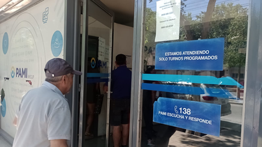 La sede central de PAMI en San Juan se vio colmada de jubilados que llegaron a realizar el trámite para conseguir la cobertura de sus medicamentos. La sede central de PAMI en San Juan se vio colmada de jubilados que llegaron a realizar el trámite para conseguir la cobertura de sus medicamentos.
