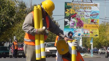 Si transitás por Ruta 20, atención, colocan delineadores verticales