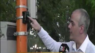 Cómo funciona el semáforo que el peatón maneja para cruzar