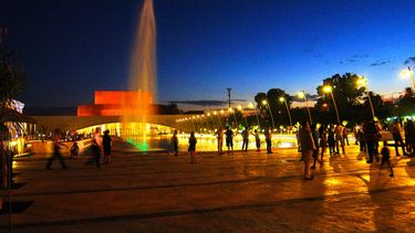 Vuelve la polémica por bañarse en la fuente de la plaza del Bicentenario