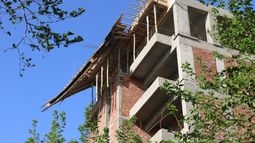 Tremendo: se desprendió parte de un edificio por el viento