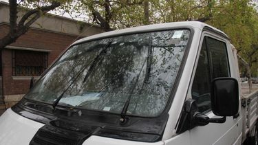 Los desocupados limpiaparabrisas tienen trabajo, llegó la lluvia