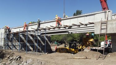 El maravilloso puente que se hace sobre el Río Las Tumanas, en un 70%