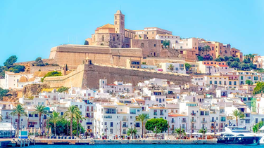 Buscan personas para cuidar casas en Ibiza: cómo vivir en un lugar soñado sin pagar alquiler
