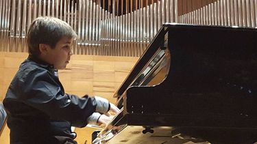 Coco, el niño pianista que deslumbra con su talento