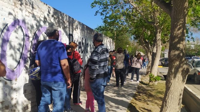 Con largas colas para votar pero el entusiasmo intacto