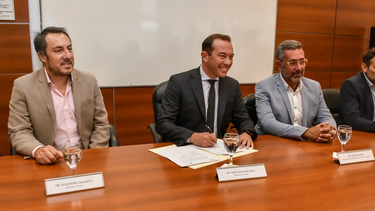 El ministro de Salud provincial, Amilcar Dobladez, firmando el convenio por salud mental.