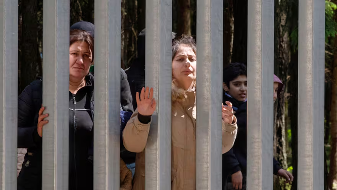 Europa restringe el derecho de asilo a los inmigrantes.