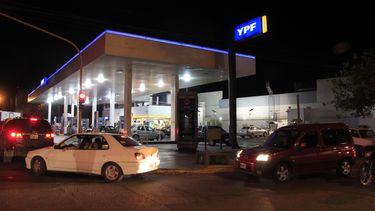 Por el paro, largas filas en estaciones de servicio