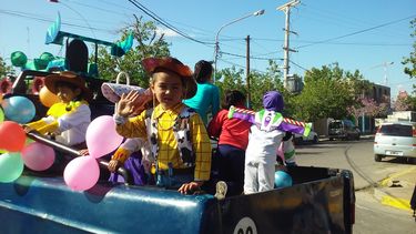 El jardín de infantes de una escuela organizó un desfile de carruajes