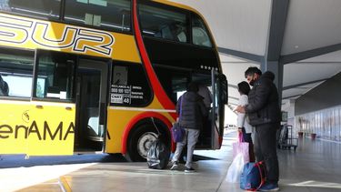 Colectivos semi vacíos: así arrancaron los viajes de media distancia en San Juan