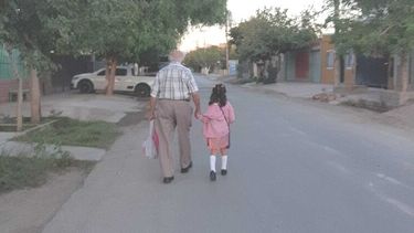 Tierna imagen: su mamá no la pudo acompañar en su primer día y su bisabuelo se puso la diez