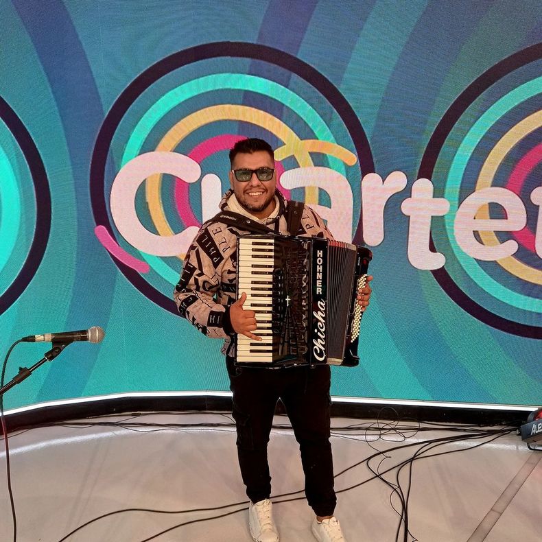 Hoy pedimos a todos los omegueros del país elevar una oración por la salud de nuestro acordeonista Rolando Lucero. Nosotros sus compañeros estamos más unidos que nunca en una oración dándole fuerzas y queremos .jpg