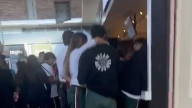 Por qué hubo largas filas en un reconocido paseo comercial de San Juan